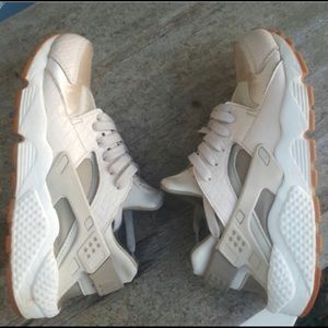 Women’s 9 Nike air huaraches